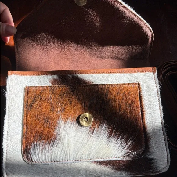 Cowhide crossbody in White and Brown - Picture 4 of 4